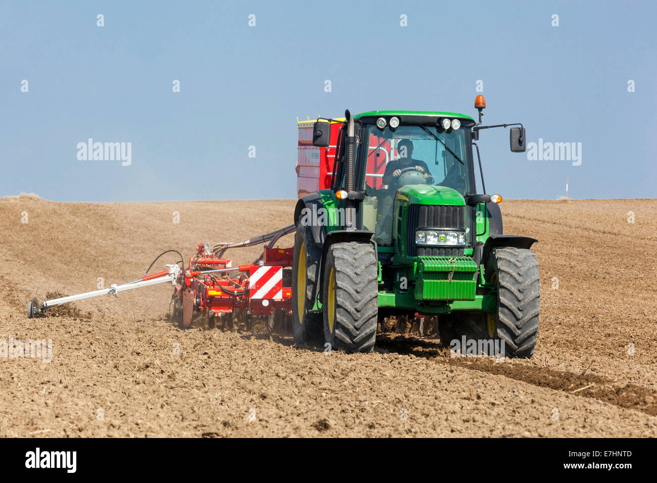 John Deere Traktor sät Samen auf einem Feld, Weizen, Saisonarbeit, Tschechische Republik Landwirt Europa Stockfoto