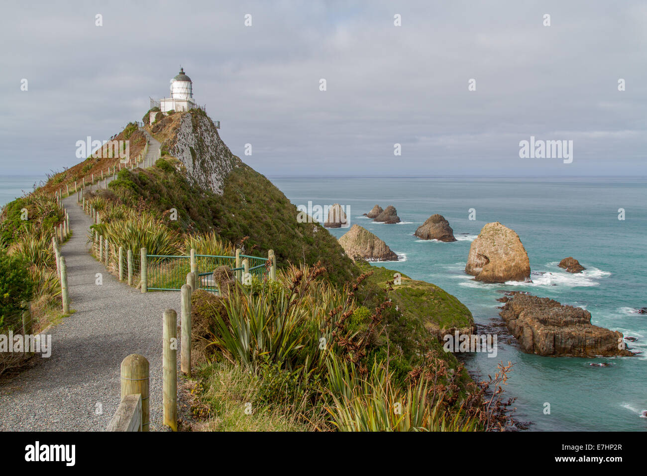 Blick auf den Leuchtturm und das Meer am Nugget Point Stadtkerns auf der Südinsel von Neuseeland. Stockfoto