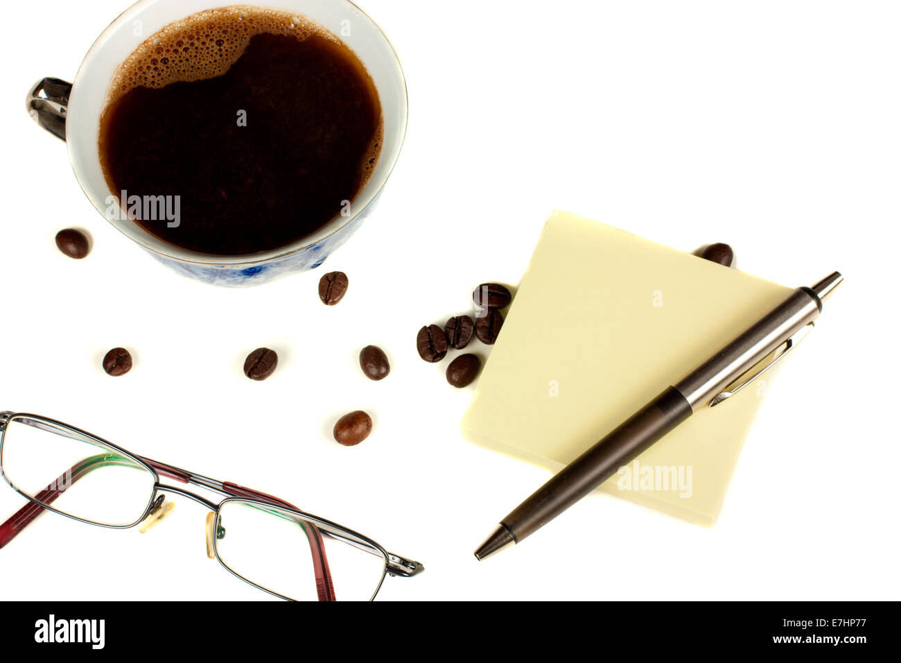 Kaffee und Gläser auf einem weißen Hintergrund Stockfoto