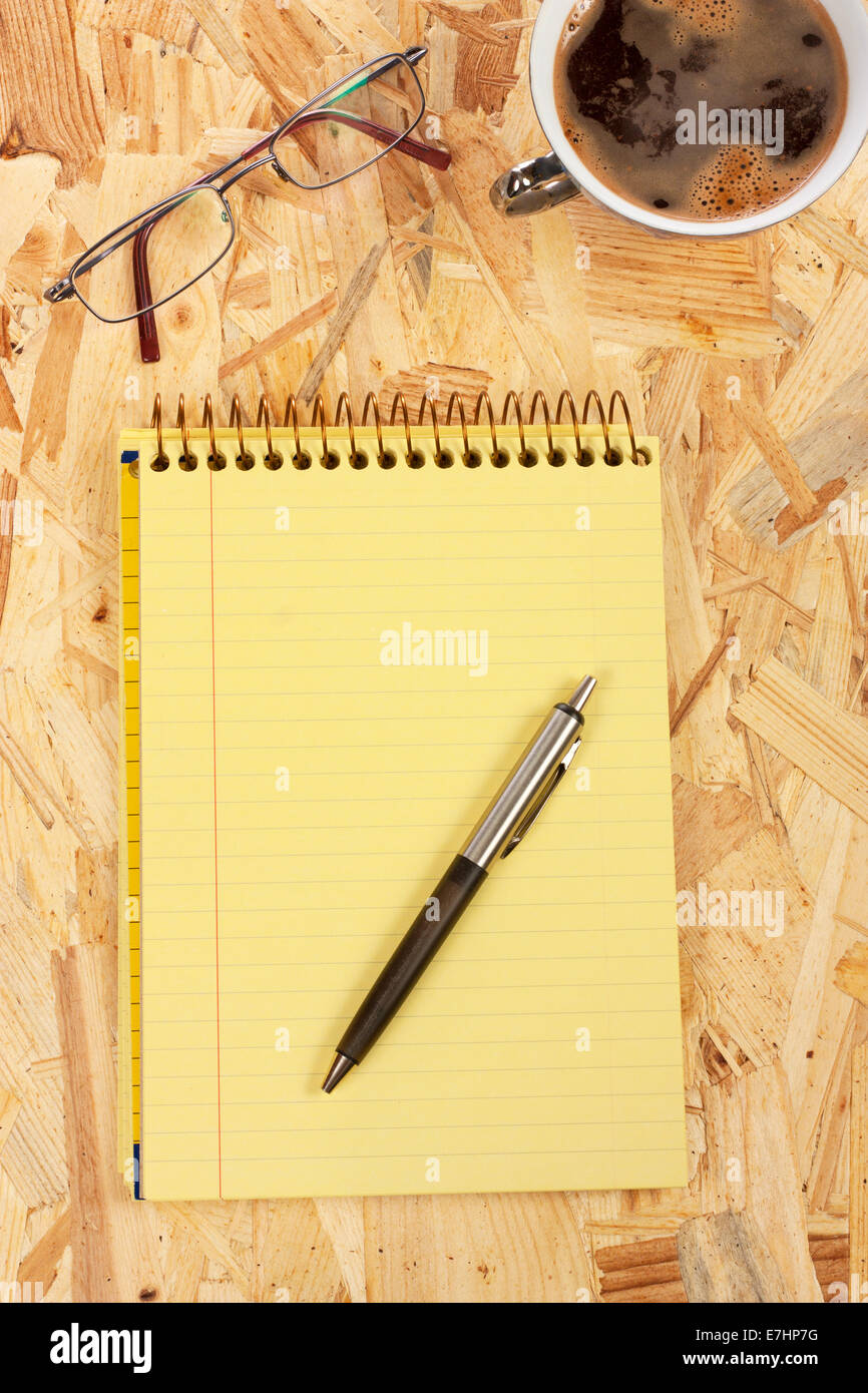 Ein Notebook und Kaffee auf einer Holzplatte Stockfoto