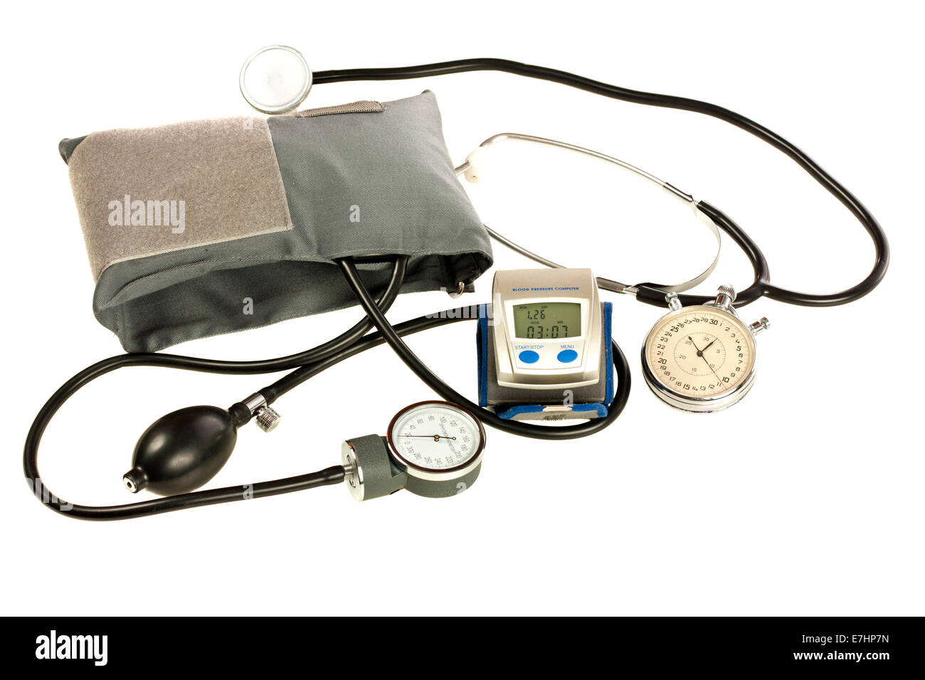 Blutdruckmanschette und Chronometer isoliert auf weißem Hintergrund Stockfoto