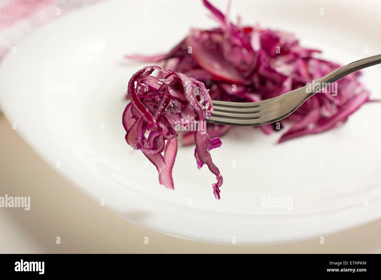 Nahaufnahme Bild einer Gabel mit Salat aus Rotkohl mit Radieschen und Zwiebeln Stockfoto