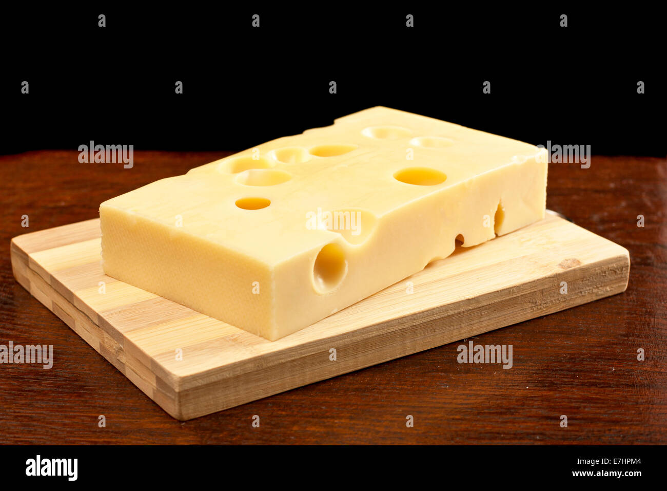 Schweizer Käse auf ein Schneidebrett geschnitten Stockfoto