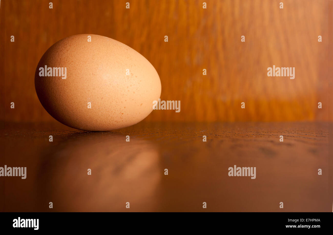Einziges Ei auf einem hölzernen Hintergrund Stockfoto