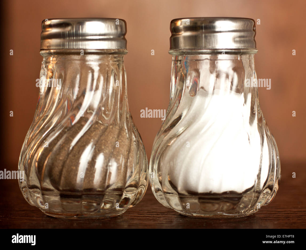Salz- und Pfefferstreuer auf hölzernen Hintergrund Stockfoto