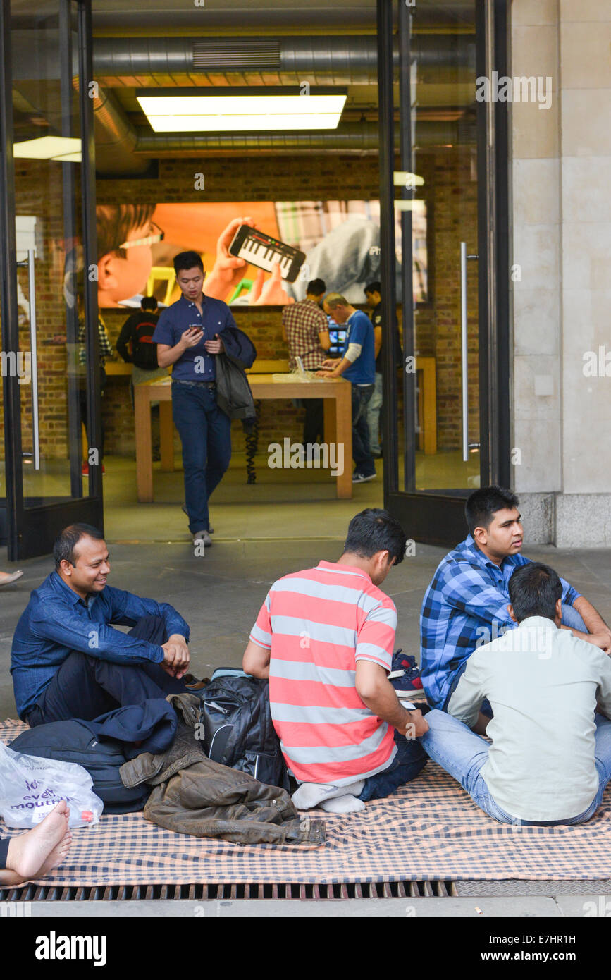 Covent Garden, London, UK. 18. September 2014. Zelte und Schlafsäcke außerhalb des Covent Garden Apple Store für Morgen starten des iPhone 6. Bildnachweis: Matthew Chattle/Alamy Live-Nachrichten Stockfoto