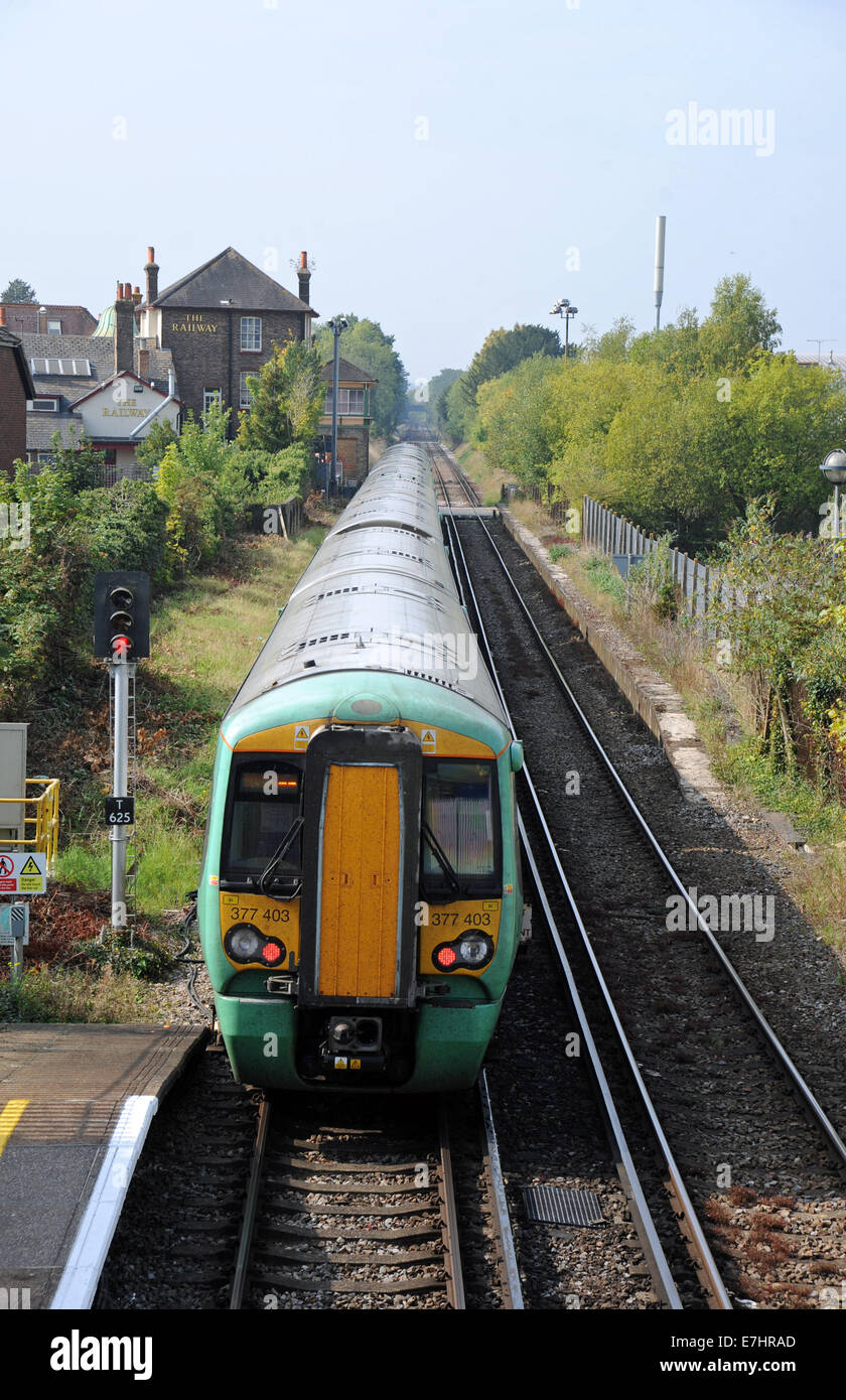 Crawley West Sussex UK - Southern Railway Zug herausziehen Crawley Station Stockfoto