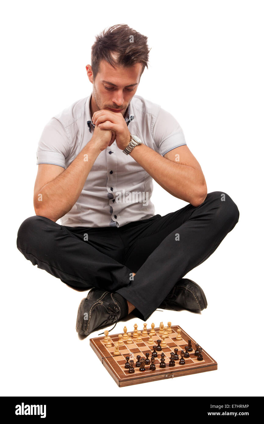 Ernster konzentrierter Mann denkt an Schachspiel isoliert auf weiss Stockfoto