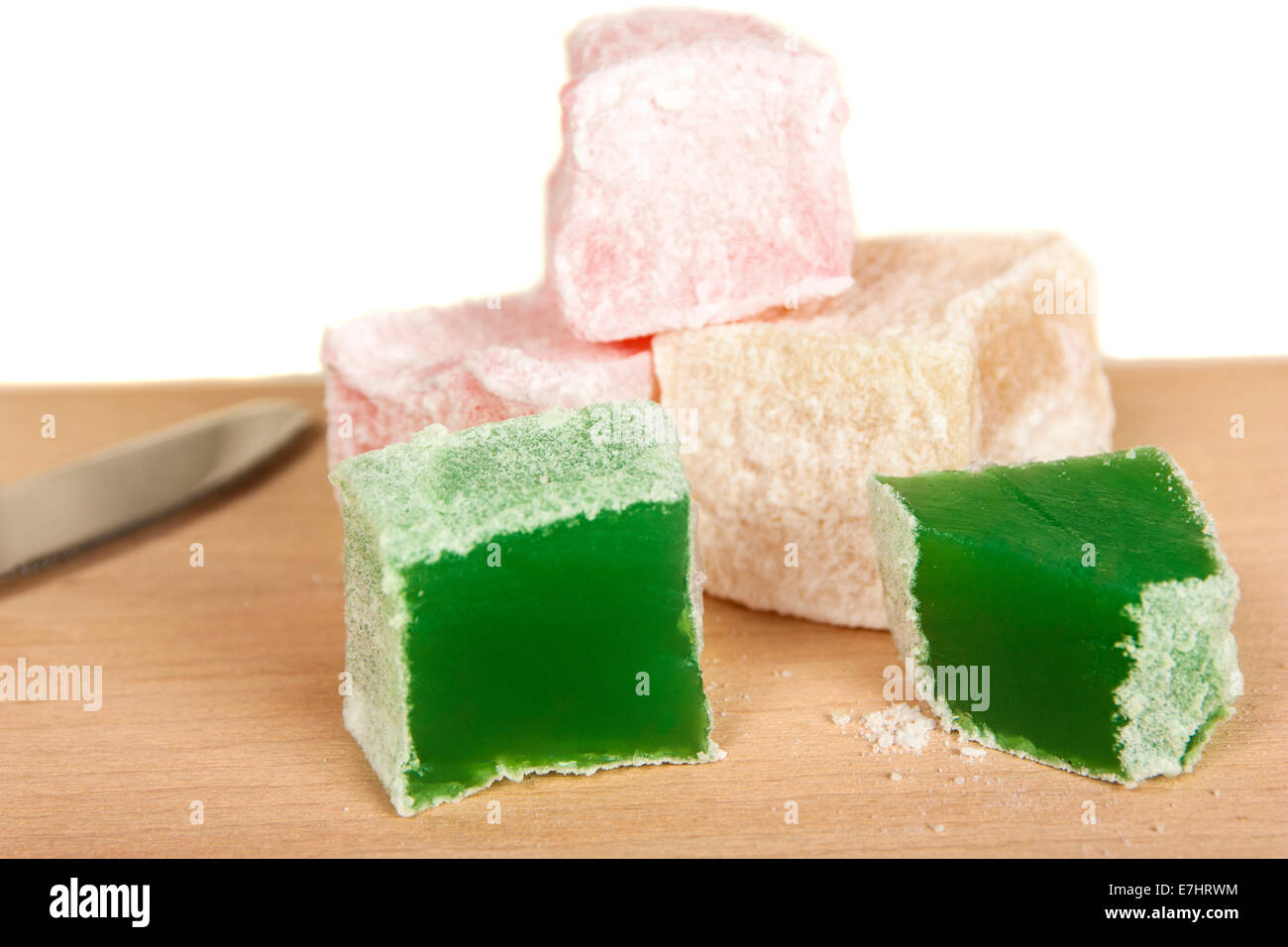 Turkish Delight (Lokum) Konfektion auf Schneidebrett Stockfoto