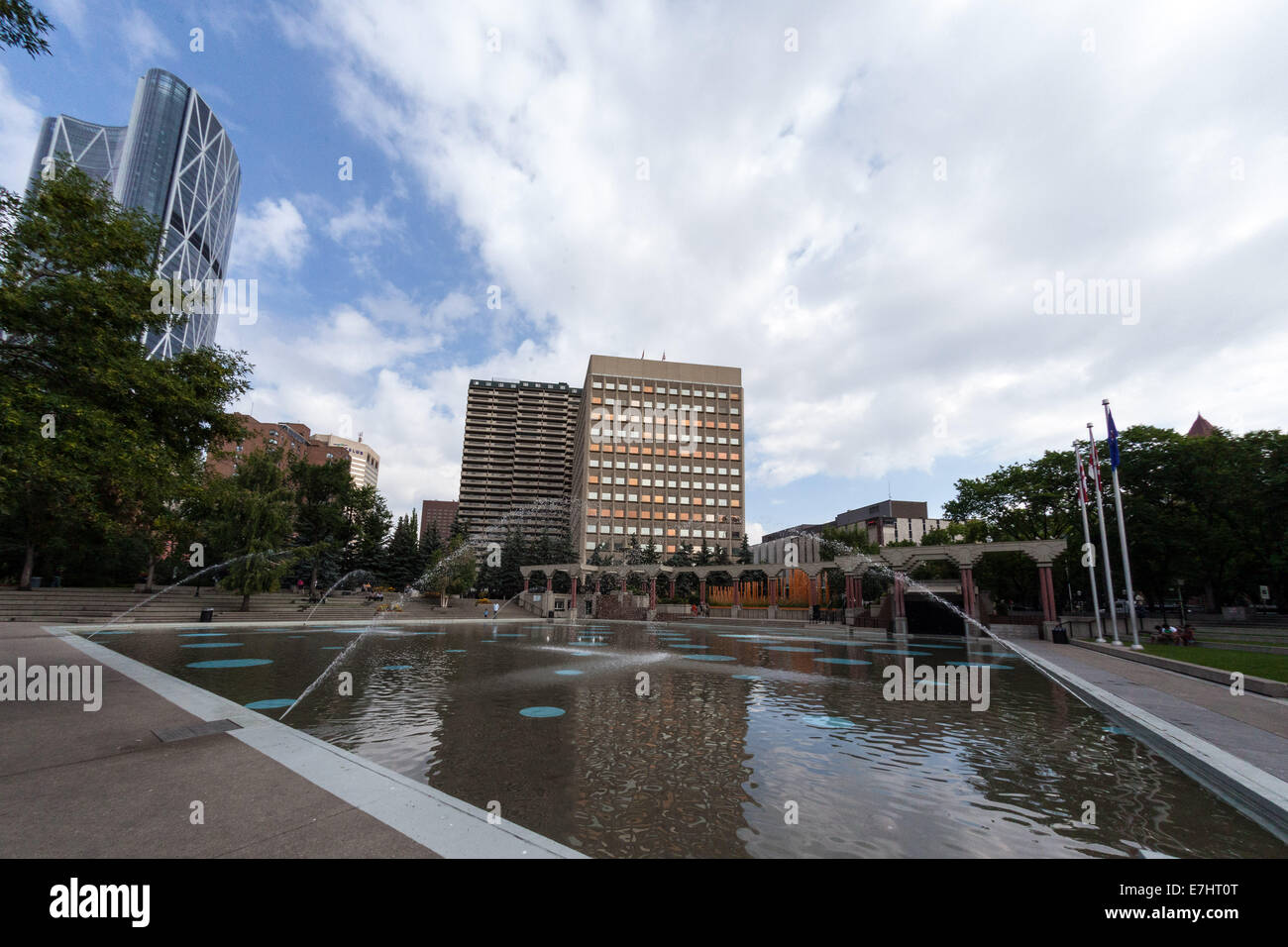 ein Blick auf Olympic Plaza und der große Himmel über Calgary Alberta, Kanada Stockfoto