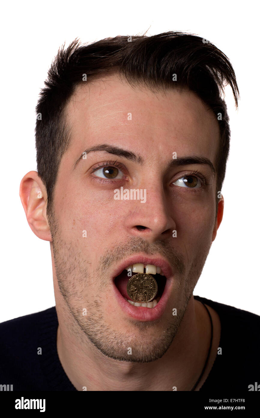 Mann hält eine rumänische Münze in den Mund, isoliert auf weiß Stockfoto