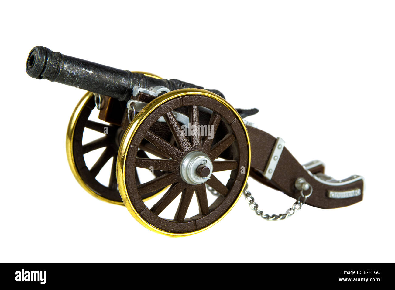 Alte Kanone auf Rädern isoliert auf weißem Hintergrund Stockfoto