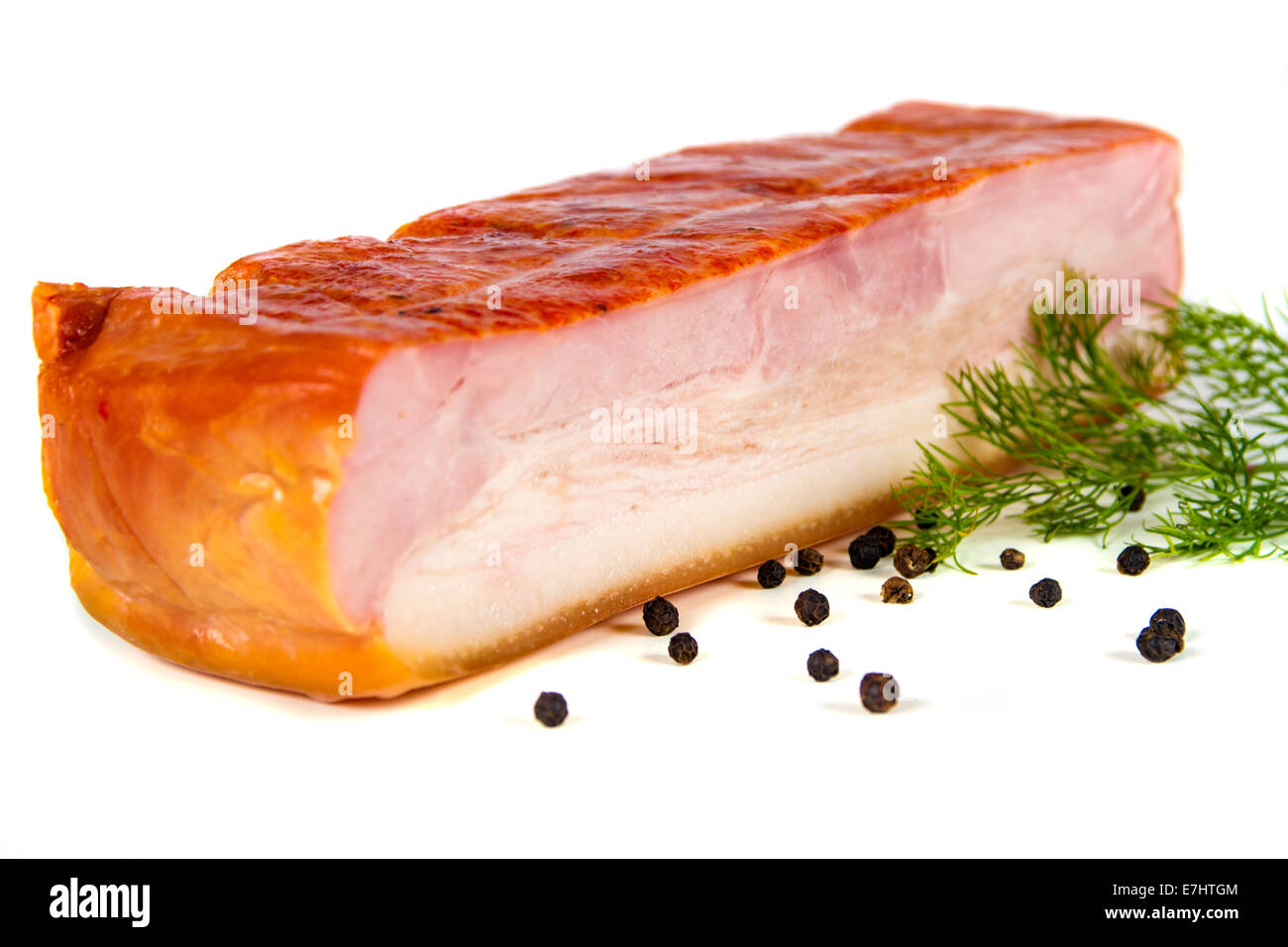 Geräucherter Speck Schweinefleisch mit Pfeffer und Dill auf weißem Hintergrund Stockfoto