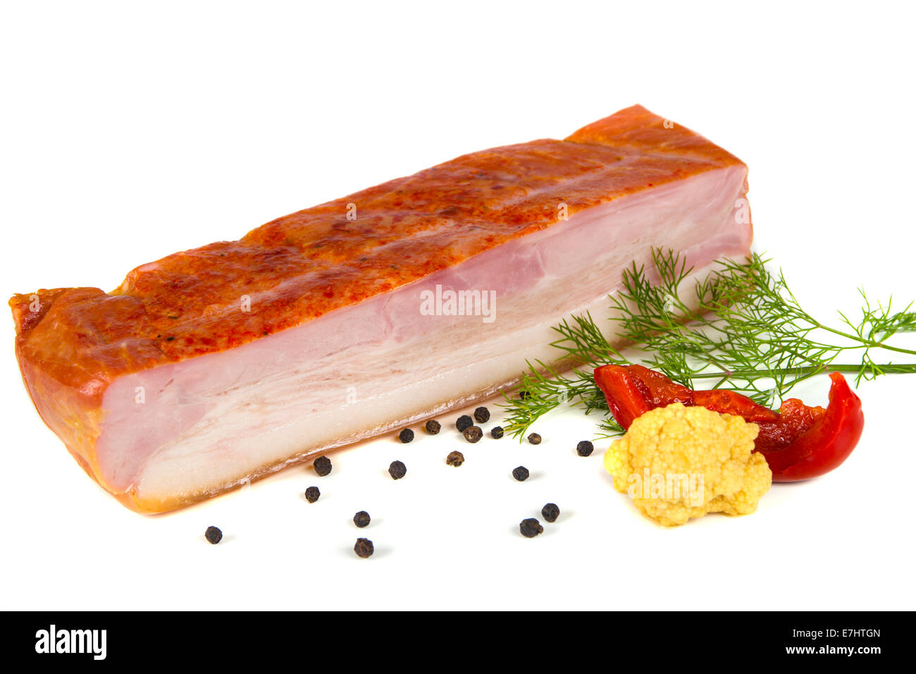 Geräucherter Speck Schweinefleisch mit Pfeffer, Dill und Gurken auf weißem Hintergrund Stockfoto