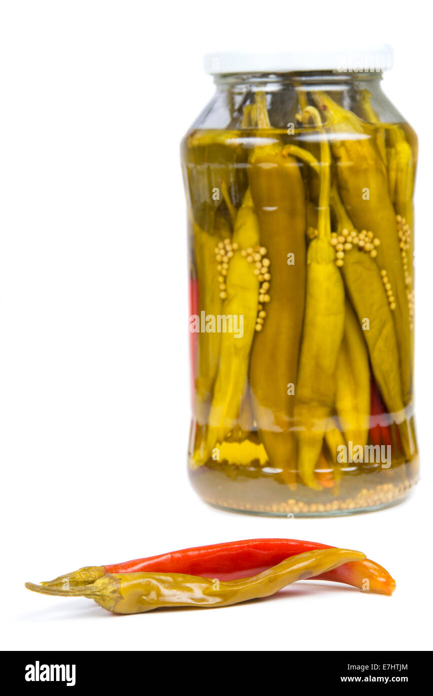 Ein Glas Paprika mit eingelegte Chilis auf weißem Hintergrund Stockfoto