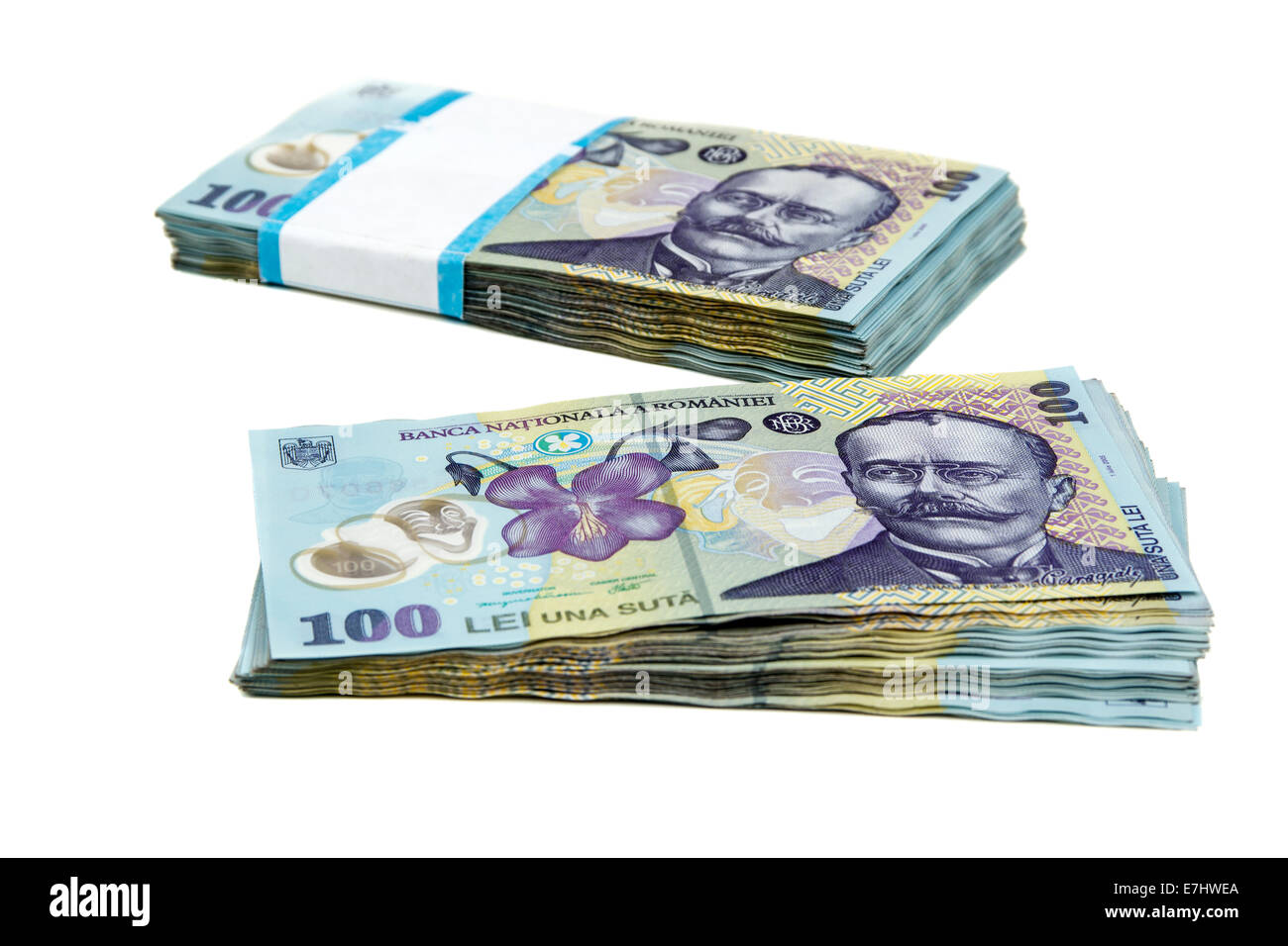 Zwei Stapel von rumänischen Geld isoliert auf weißem Hintergrund Stockfoto