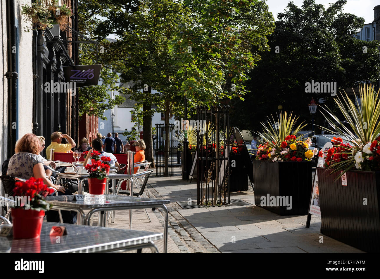 Menschen sitzen im Freien und genießen die Sonne am Café-Tischen in North Berwick. Stockfoto