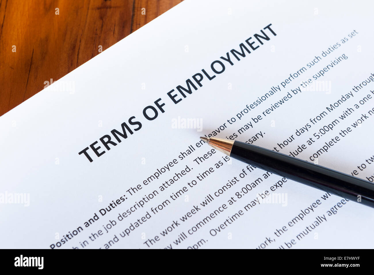 Vertrag skizziert die Bedingungen der Beschäftigung mit einem Stift Stockfoto