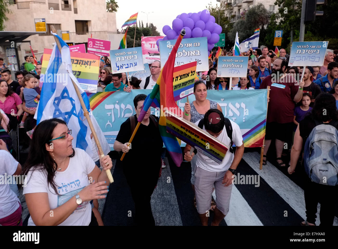 Israelis marschieren durch die Straßen Jerusalems, während sie an der jährlichen Pride Parade Israel teilnehmen. Stockfoto