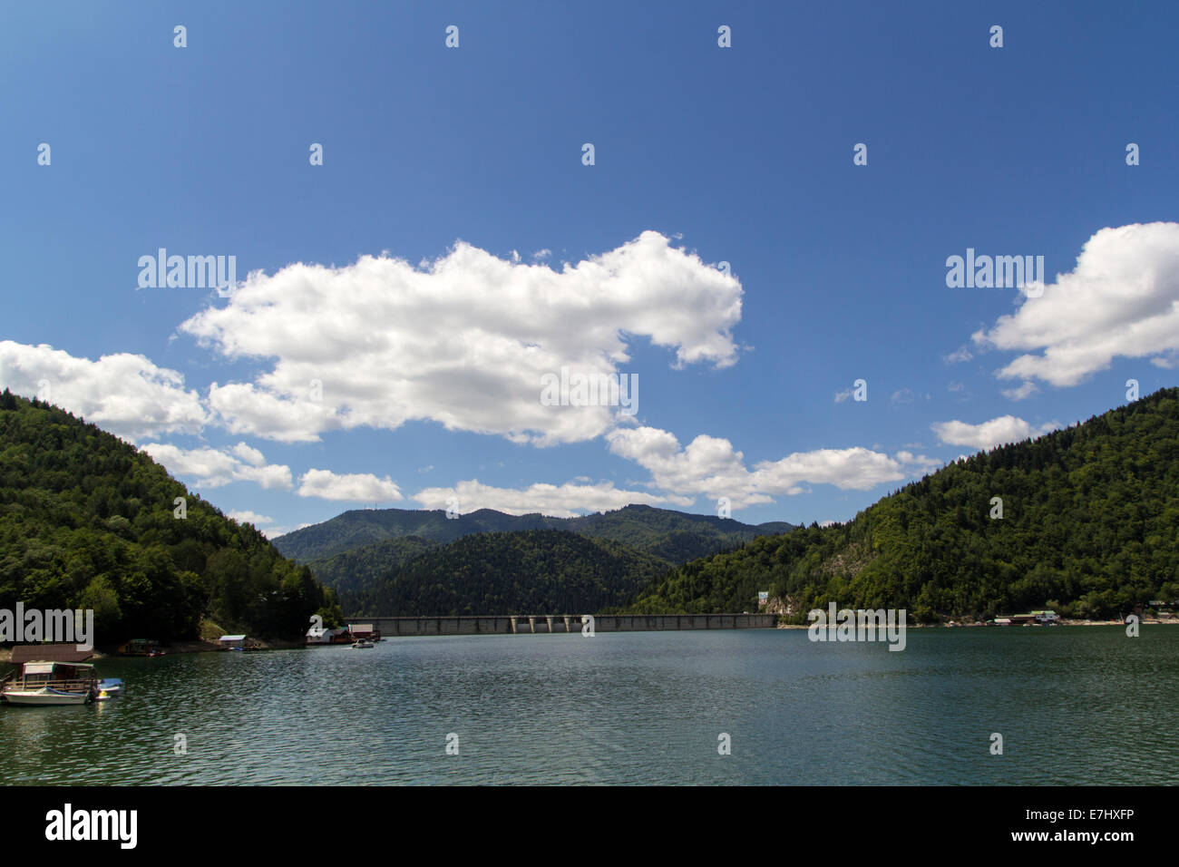 Schönen bewölkten Himmel über dem See. Standort: Bicaz-See, Rumänien. Stockfoto