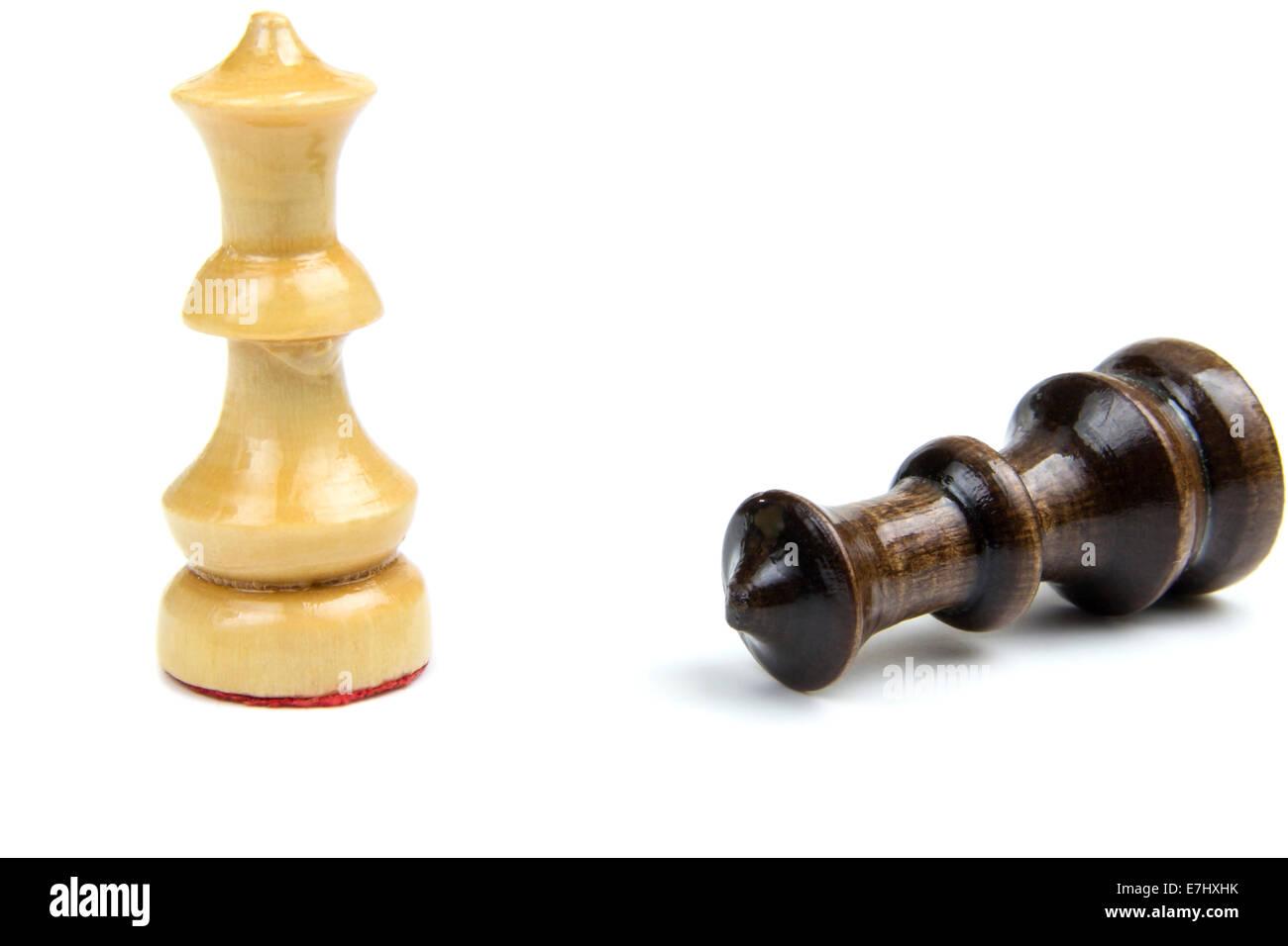 Tod des Königs. Schachfiguren. Konzept eines Sieg und Verlust isoliert auf weiß Stockfoto