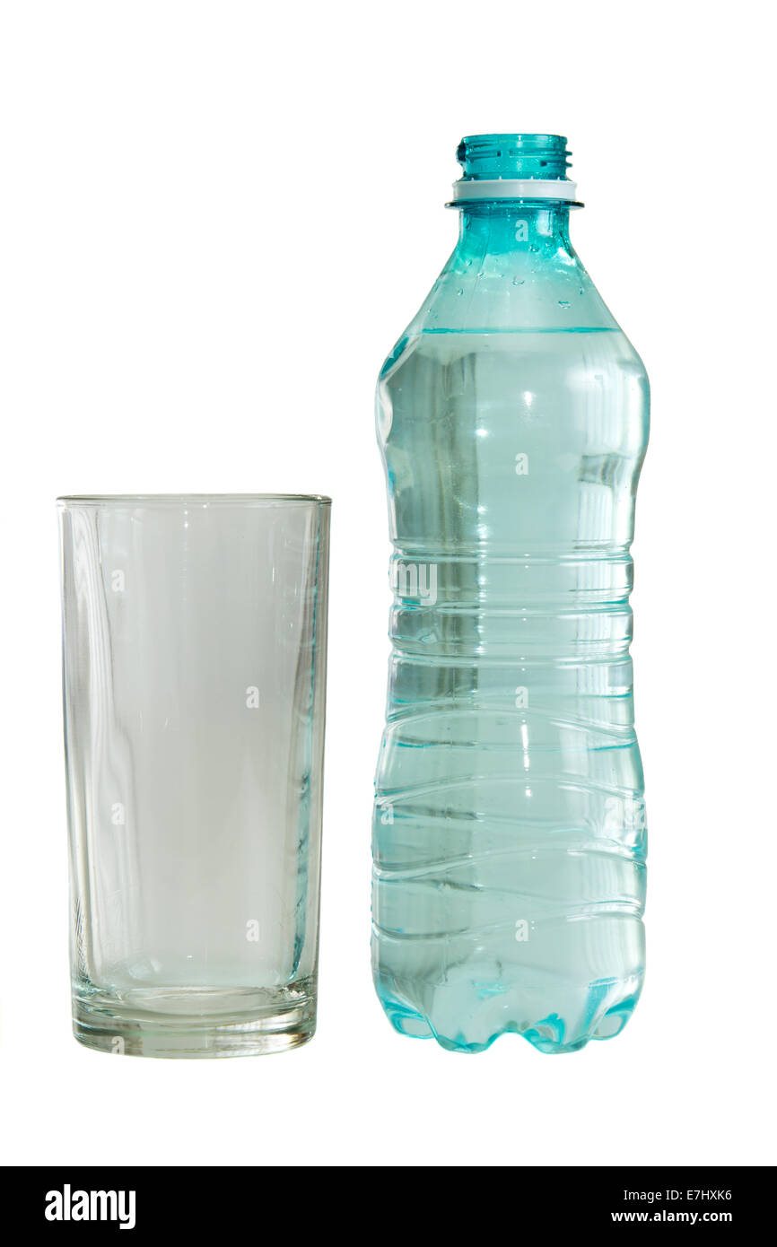 Flasche von sauberem Wasser und Glas isoliert auf weißem Hintergrund Stockfoto