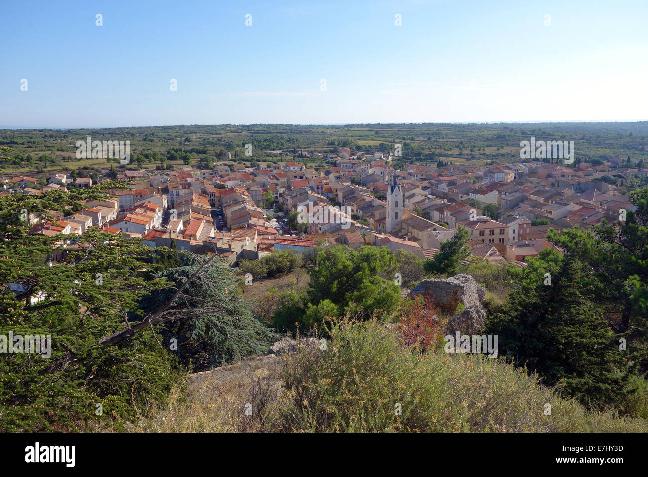 Verfallenen Burg mit Blick auf Leucate, mit Herzstück Kirche, mit Blick auf Austernbänke, Lagunen/Etang, Stadt & Landschaft Stockfoto