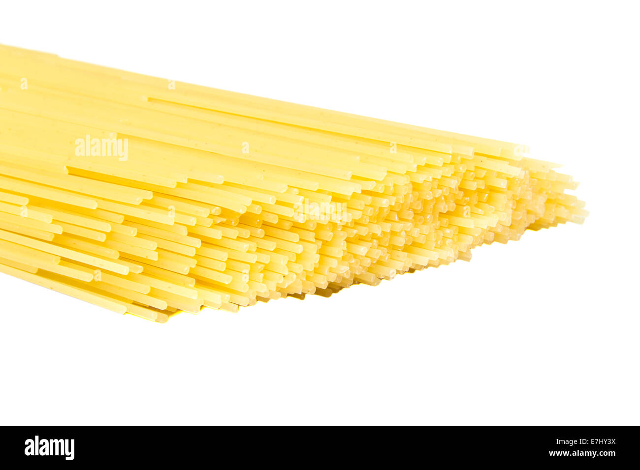Rohe Spaghetti isoliert auf weißem Hintergrund Stockfoto