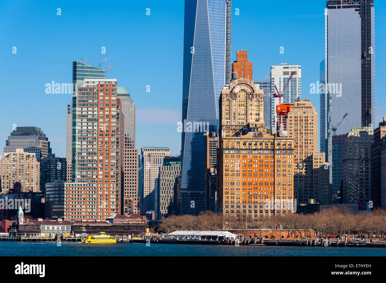 UNS, New York City. Lower Manhattan von der Staten Island Fähre gesehen. One World Trade Center (Freedom Tower) im Bau. Stockfoto