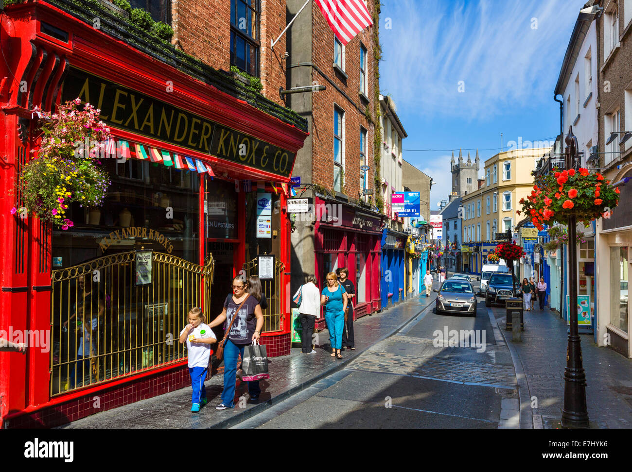 Geschäfte auf der Abbey Street im Zentrum Stadt, Ennis, County Clare, Republik Irland Stockfoto