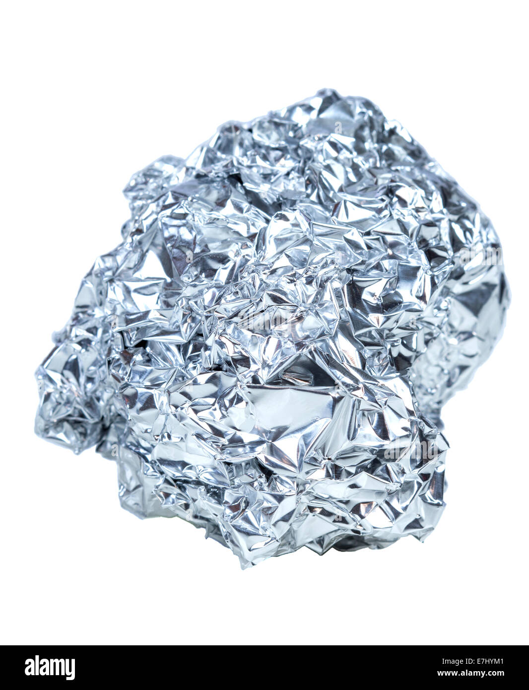 zerfallene Ball aus Aluminium-Folie isoliert auf weißem Hintergrund Stockfoto