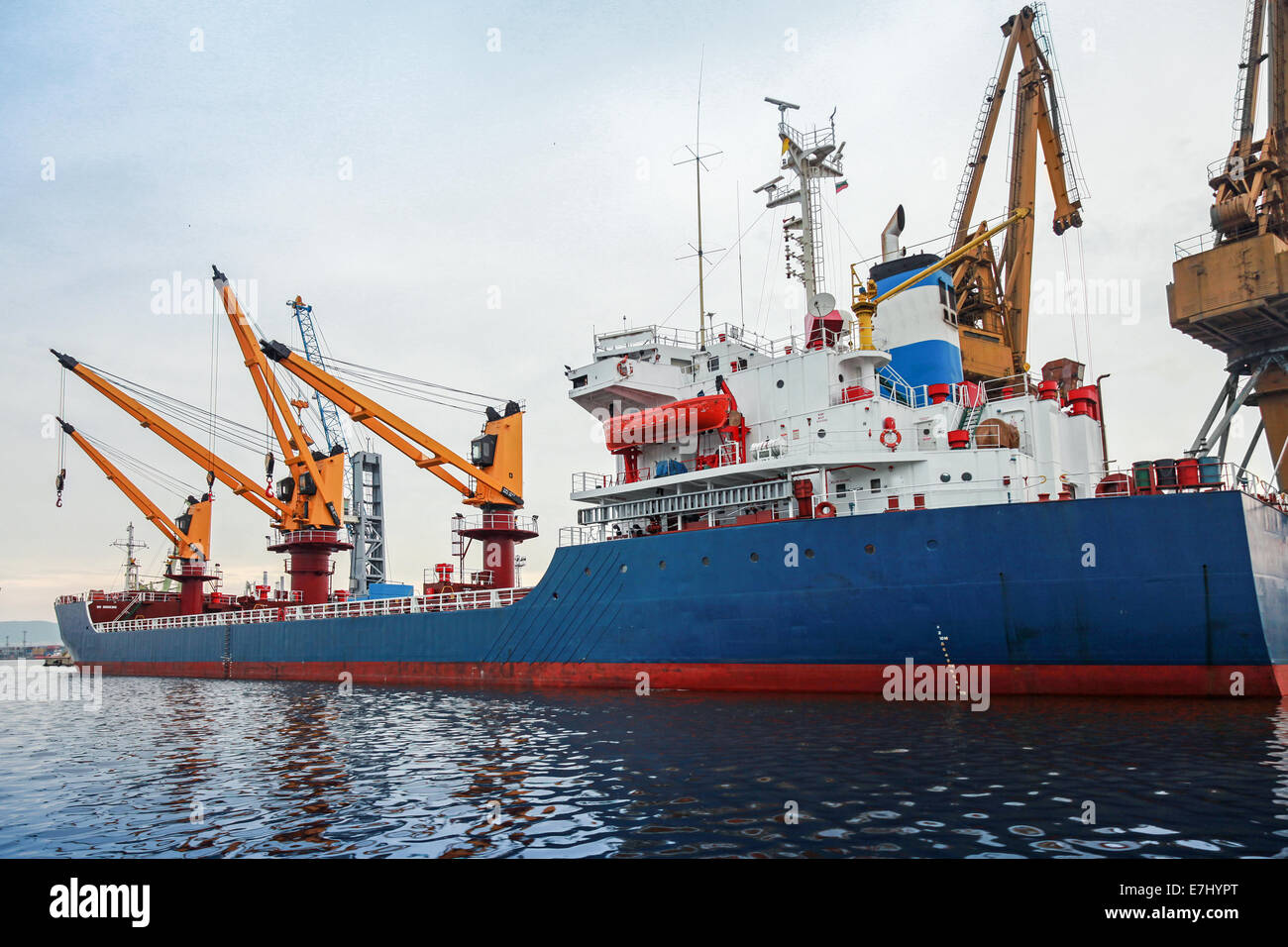 Blaue industrielle Frachtschiff wird im Hafen von Varna geladen. Stockfoto