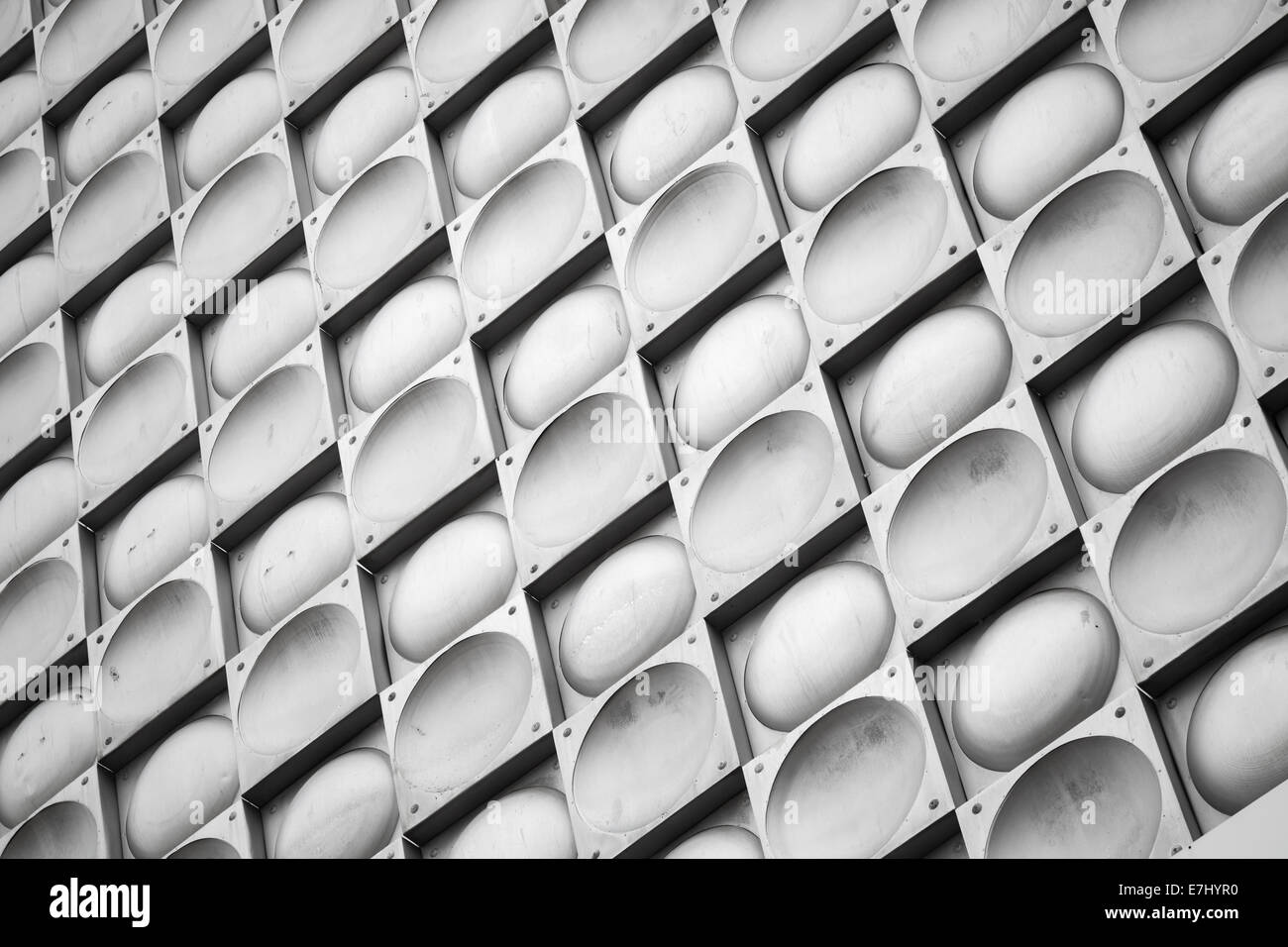 Zusammenfassung Hintergrund Textur, graue Metallwand mit Fliesen-Muster Stockfoto