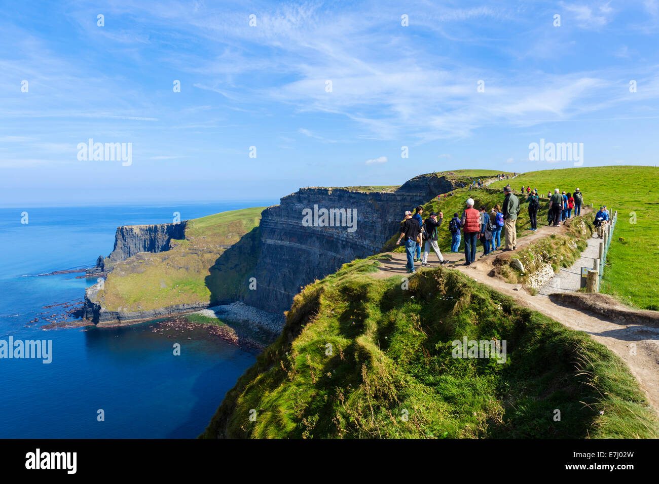 Touristen an den Klippen von Moher, die Burren, County Clare, Irland Stockfoto