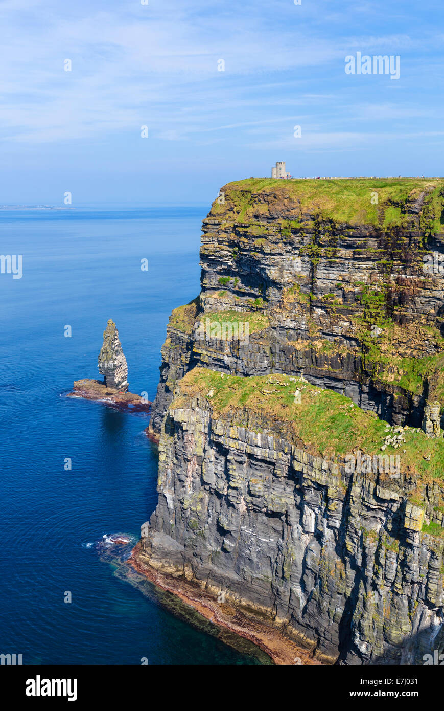 Blick auf die Cliffs of Moher mit Blick auf O'Briens Tower, The Burren, County Clare, Republik Irland Stockfoto