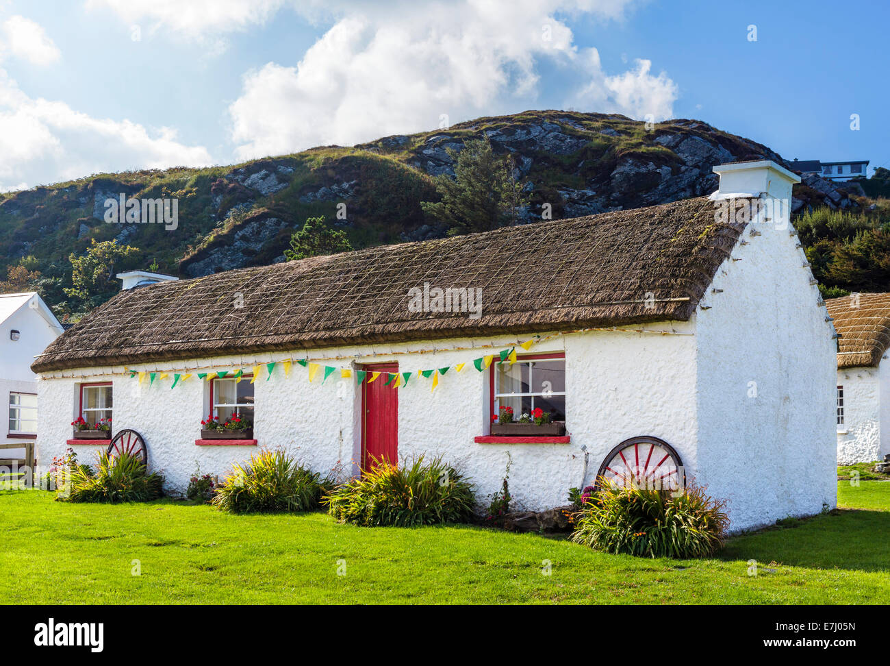 Reetdachhaus am Folk Village und Heritage Centre, Doonalt, Glencolmcille, County Donegal, Irland Stockfoto