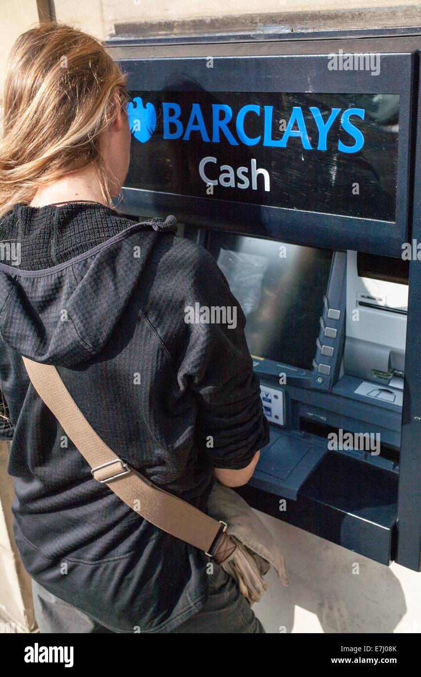 Eine Frau mit einem Barclays-Geldautomaten in Alnwick Northumberland UK Stockfoto