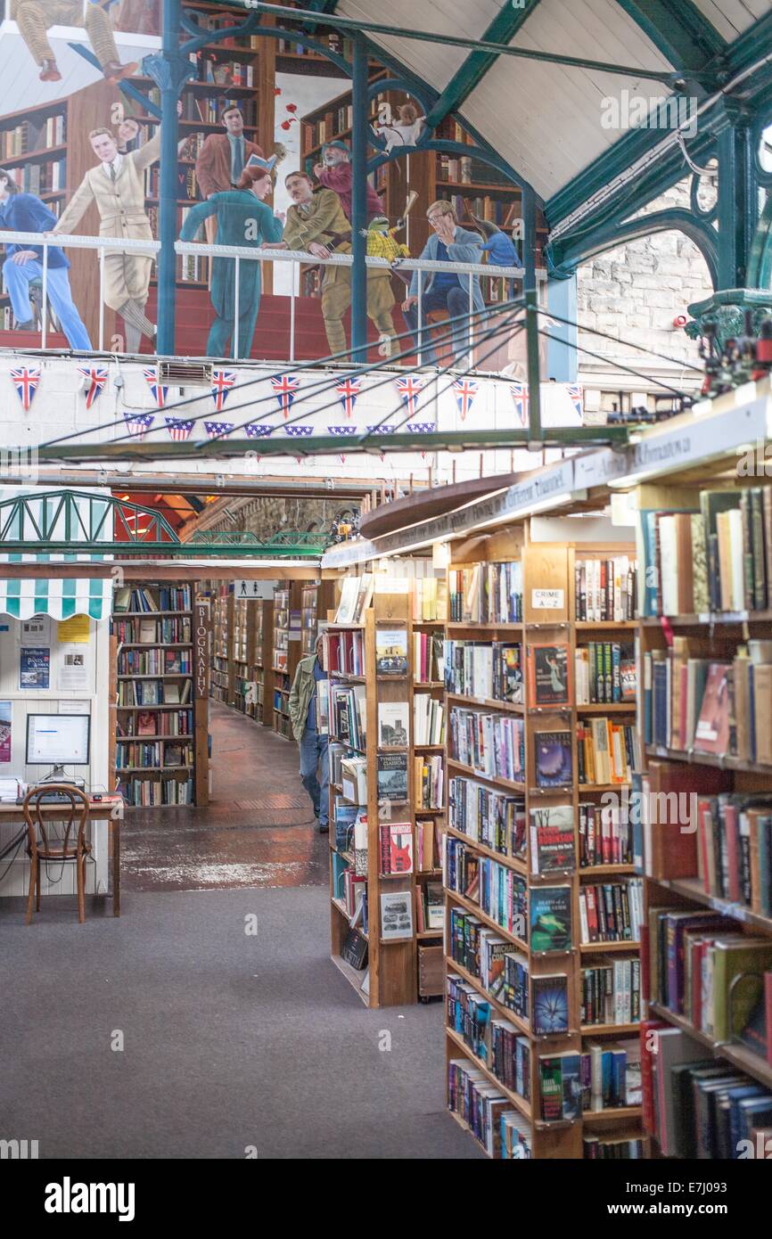 Das Innere des Tauschhandels Bücher eines der größten secondhand Buchhandlungen in Großbritannien, in Alnwick Northumberland England UK Stockfoto