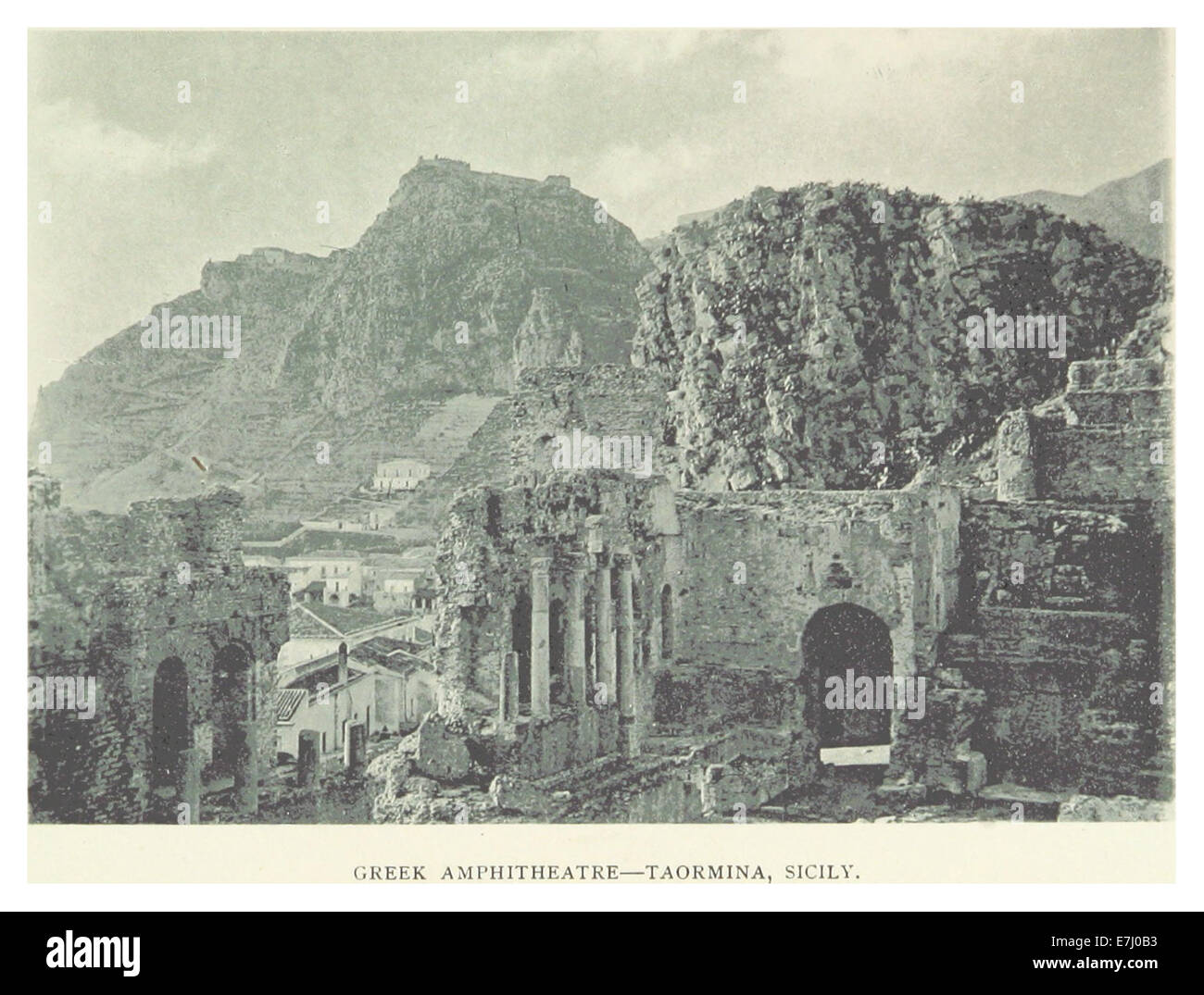 Eine Illustration des griechischen Amphitheaters in Taormina, Sizilien aus dem Jahr 1895. Das Bild zeigt die architektonischen Merkmale und die kulturelle Bedeutung des Amphitheaters in der Antike. Stockfoto
