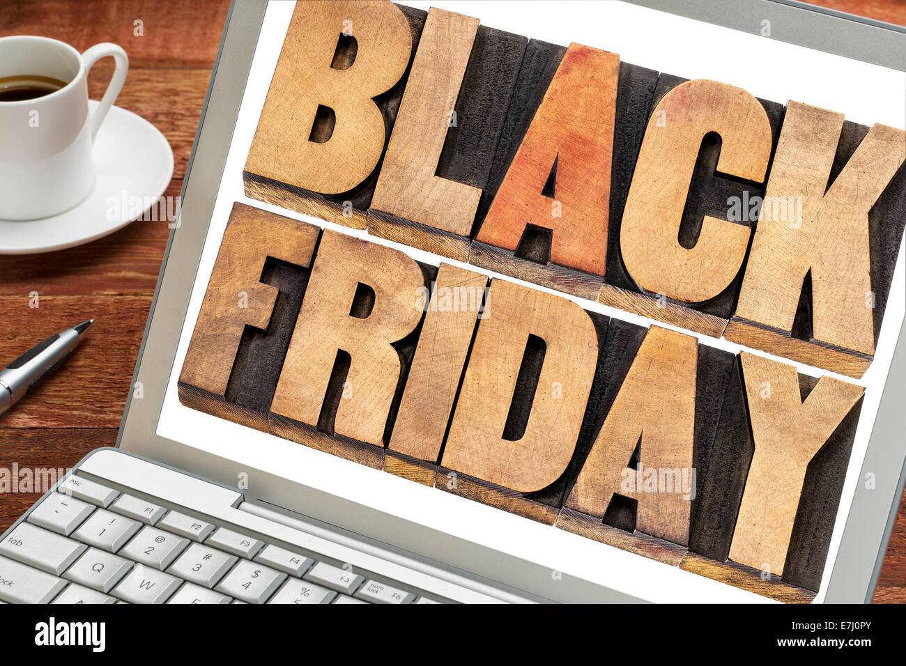 Schwarzer Freitag - Text in Vintage Buchdruck Holzart auf einem Laptop. Black ist Freitag der Tag nach Thanksgiving Day in der Einheit Stockfoto