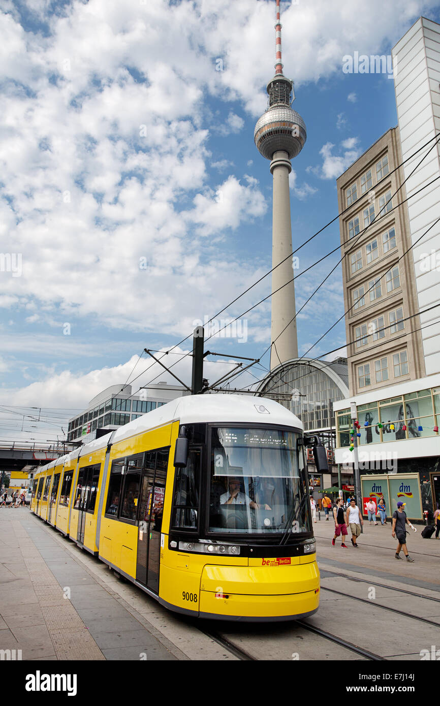 Eine Straßenbahn durch Alexanderplatz, Berlin, Deutschland. Stockfoto