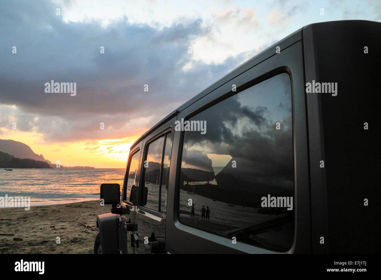Strandurlauber spiegelt sich im Fenster des Fahrzeug geparkt am schwarzen Topf Beach Park in Hanalei, Kauai, bei Sonnenuntergang Stockfoto