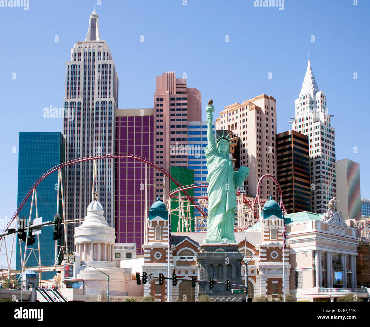 Das New York-New York Casino in Las Vegas, Nevada, bildet die Skyline von Manhattan mit Nachbildungen der Freiheitsstatue und der Brooklyn Bridge nach. Stockfoto