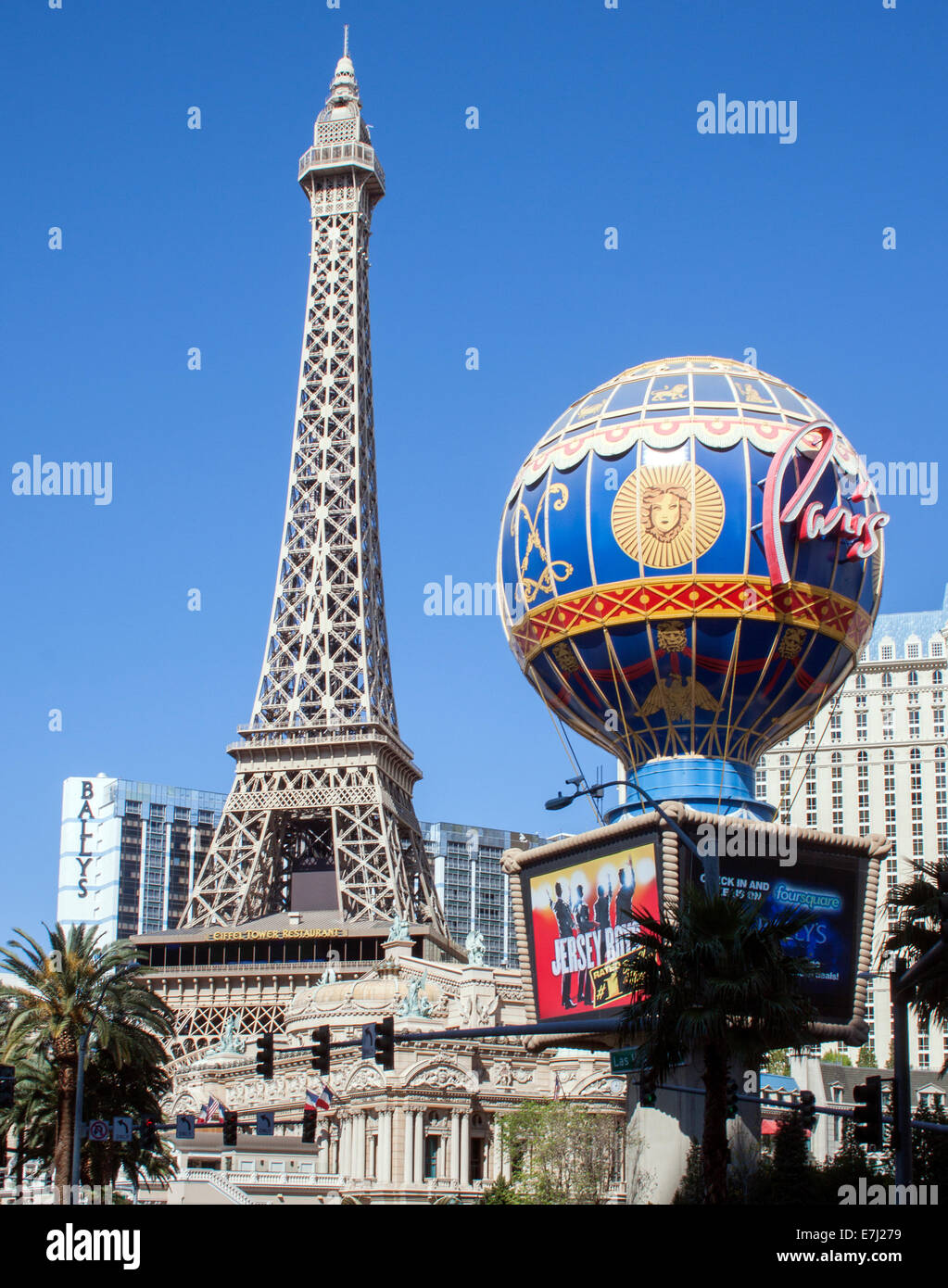 Das Paris Casino in Las Vegas, Nevada, verfügt über einen Nachbau des Eiffelturms und Pariser Wahrzeichen entlang des glitzernden Las Vegas Strip. Stockfoto