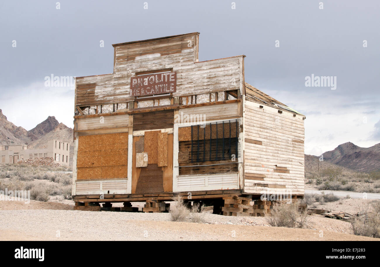 Ein altes Gemischtwarengeschäft in der Geisterstadt Rhyolite, Nevada, ein zerbröckelnder Überrest der Zeit des Goldrausches, der Geschichtsinteressierte und Reisende gleichermaßen anzieht. Stockfoto