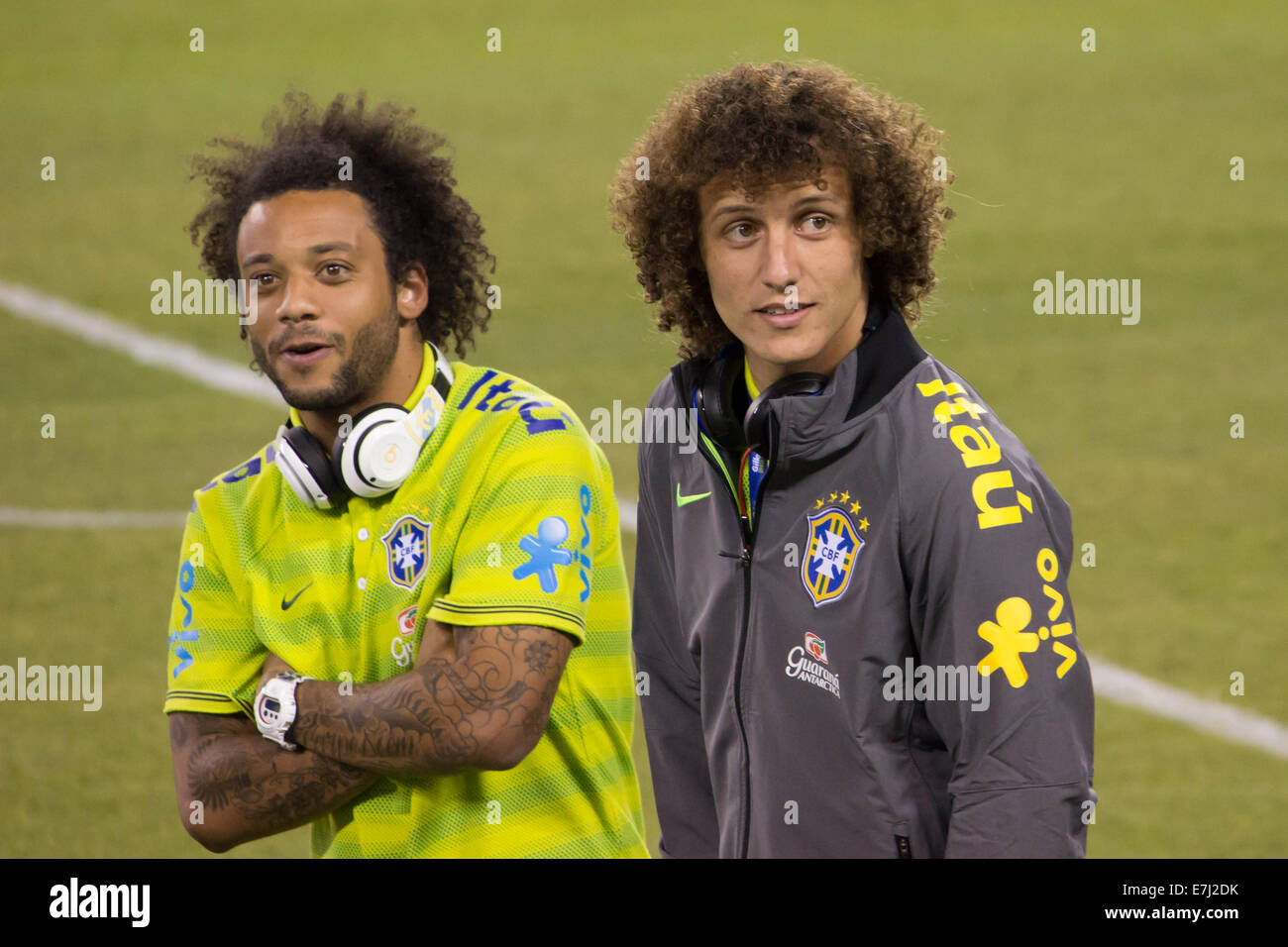 Dieses Bild Zeigt 2014 Brasilien Wm Stars David Luiz Und Marcelo Wahrend Der Pre Game Festlichkeiten Im Metlife Stadium New Jersey Stockfotografie Alamy