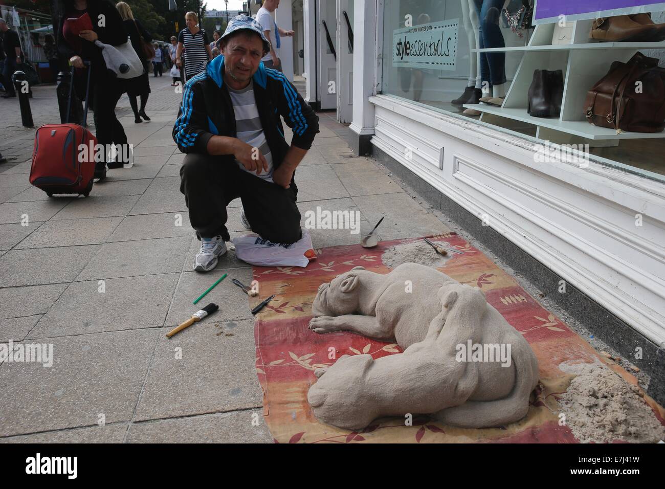 Streetart-Künstler Modellierung Hund aus sand Stockfoto