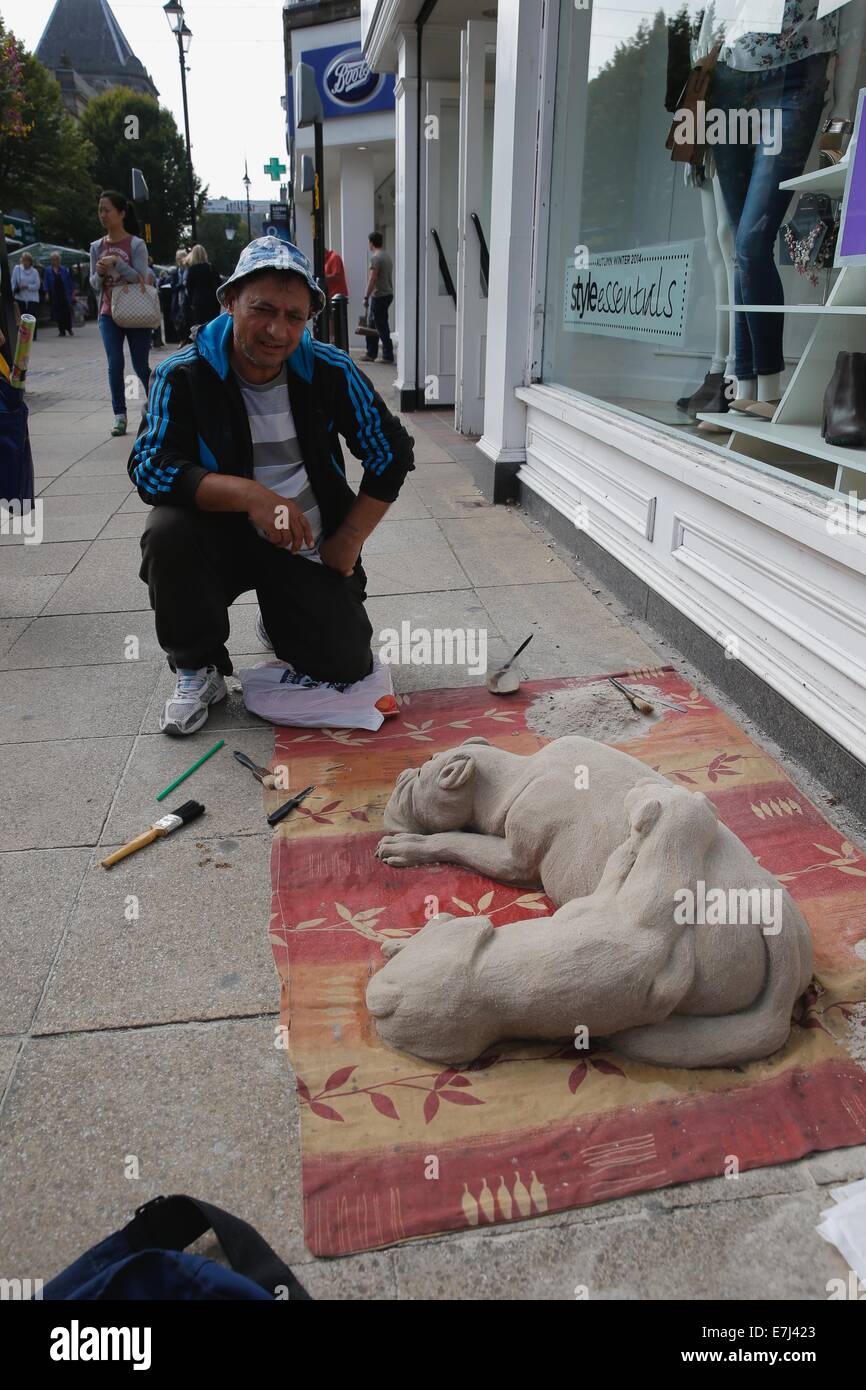Streetart-Künstler Modellierung Hund aus sand Stockfoto