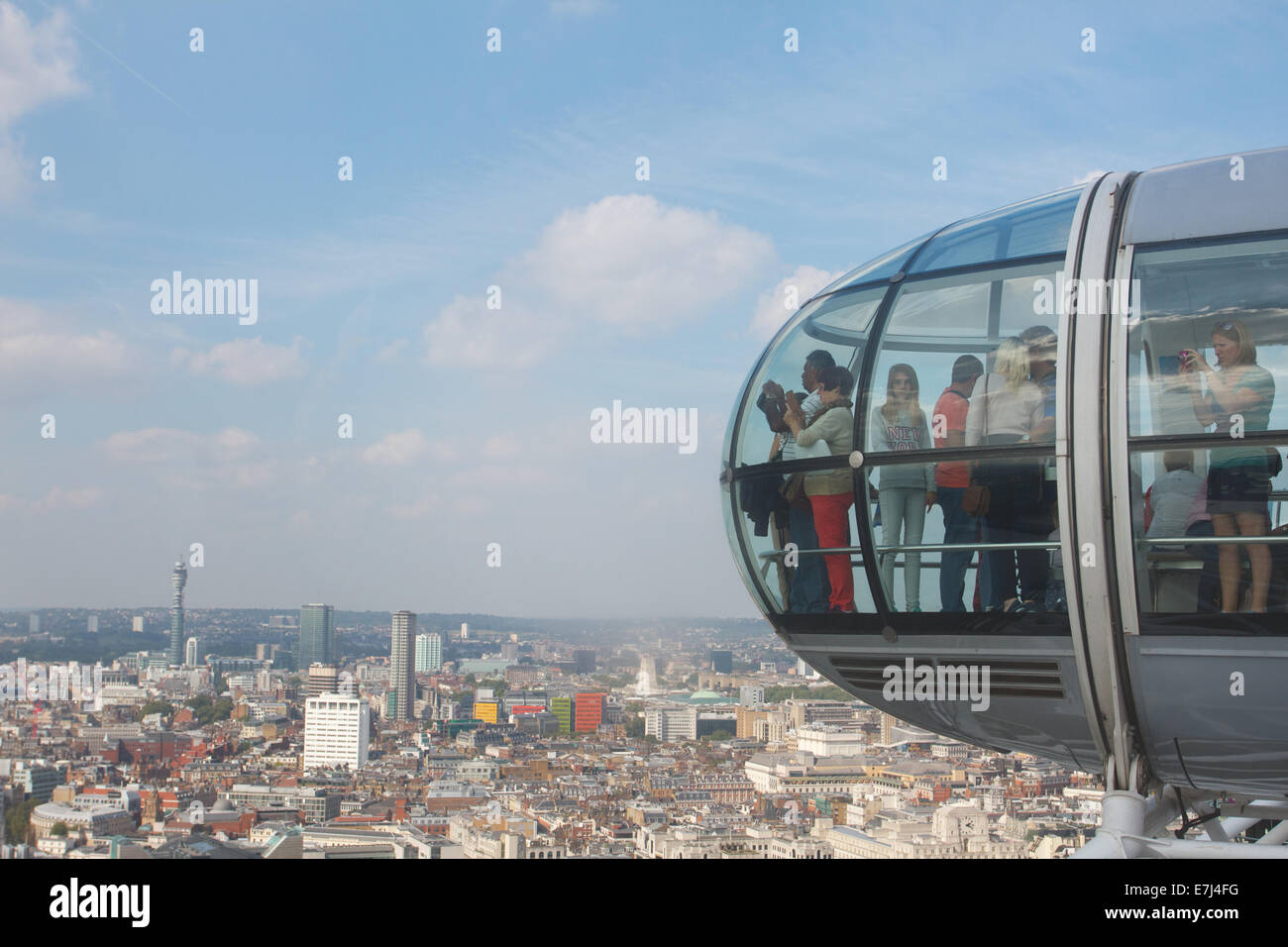 London Eye, Pod gegen blauen Frühlingshimmel Westminster London England Großbritannien Vereinigtes Königreich UK GB britischen Inseln Europa EU Stockfoto