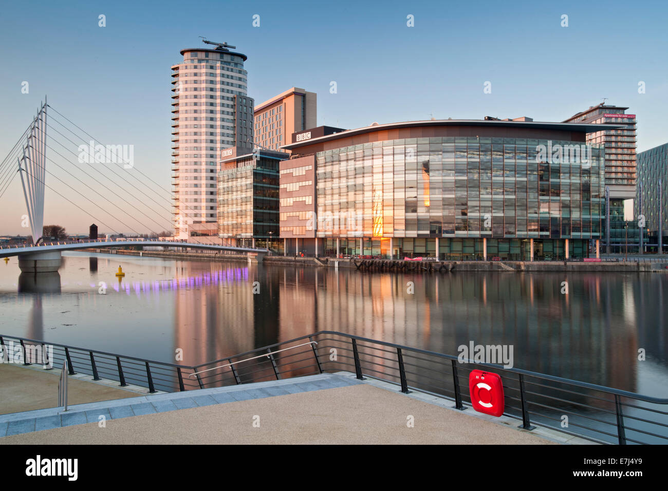 Die BBC-Studios und Steg am MediaCityUK, Salford, Greater Manchester, England, Großbritannien Stockfoto